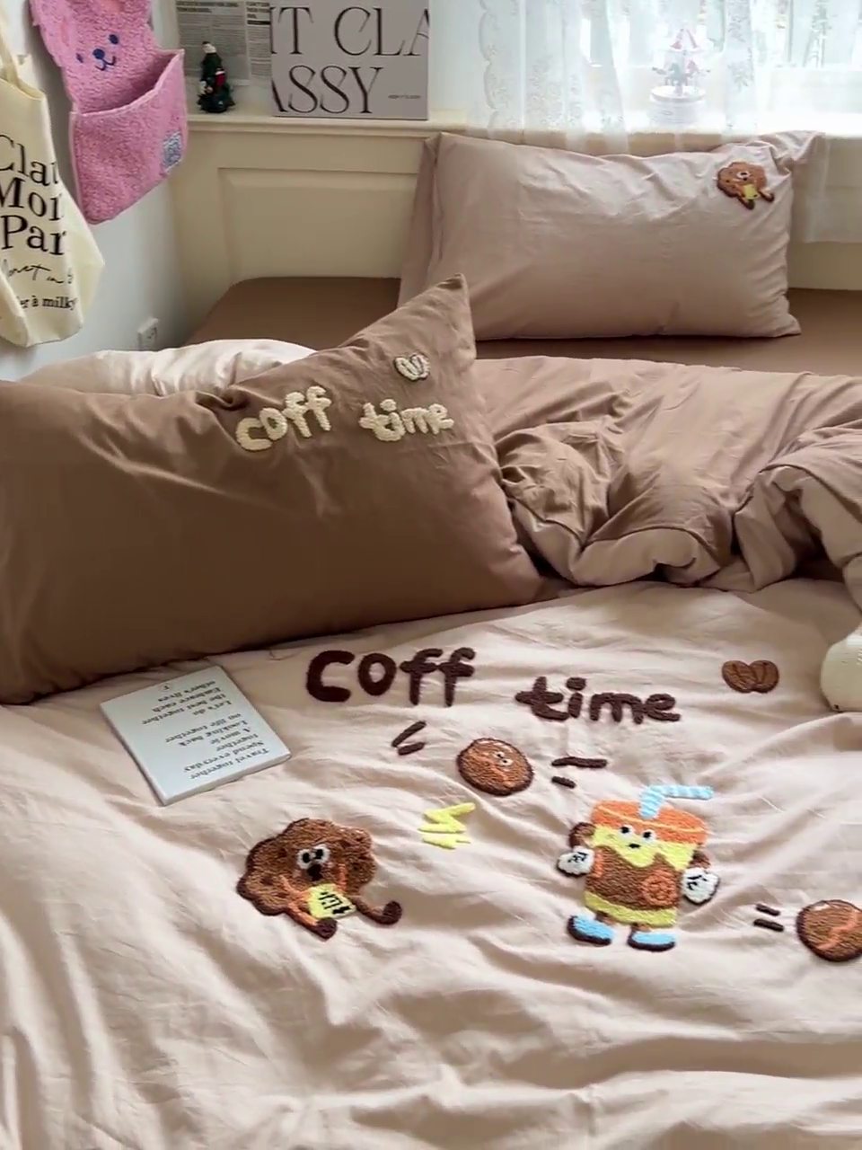 91家纺网 家纺一手货源 找家纺 曼谷家纺 2025新款软糯毛巾绣水洗棉四件套-【买家秀联系微信】专属版权，质检报告 咖啡时光-奶咖