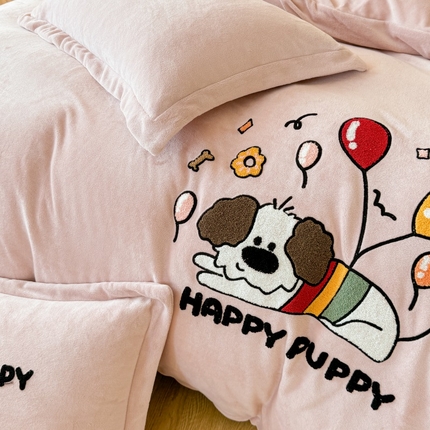 91家纺网 家纺一手货源 找家纺 （买家秀 爆款不断货）A类母婴级牛奶绒刺绣四件套珊瑚绒四件套雪花绒四件套刺绣牛奶绒四件套贴布绣牛奶绒 气球小狗 粉