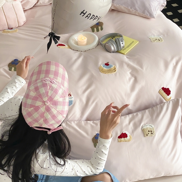 91家纺网 家纺一手货源 找家纺 鹿班家居 2025新款100S长绒棉毛巾绣系列四件套-微甜起司（标准会员-20元） 微甜起司-粉色