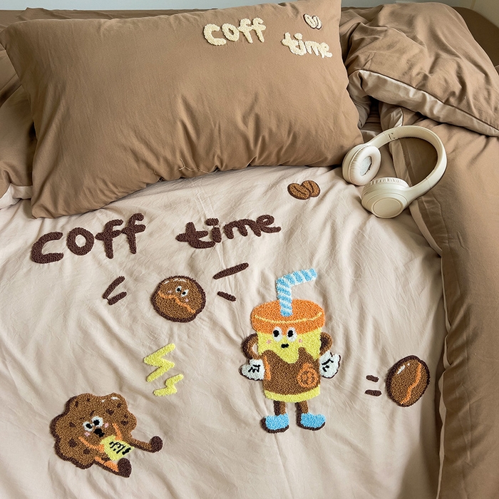 91家纺网 家纺一手货源 找家纺 曼谷家纺 2025新款软糯毛巾绣水洗棉四件套-【买家秀联系微信】专属版权，质检报告 咖啡时光-奶咖