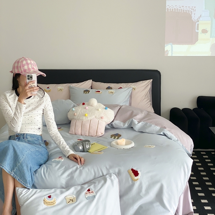 91家纺网 家纺一手货源 找家纺 鹿班家居 2025新款100S长绒棉毛巾绣系列四件套-微甜起司（标准会员-20元） 微甜起司-蓝色