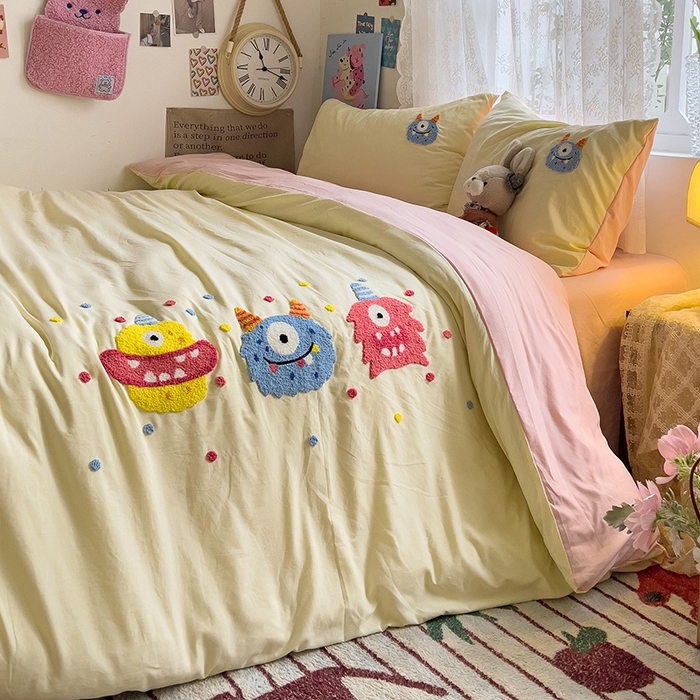 91家纺网 家纺一手货源 找家纺 曼谷家纺 2025新款软糯毛巾绣水洗棉四件套-【买家秀联系微信】专属版权，质检报告 三小怪-芝士粉