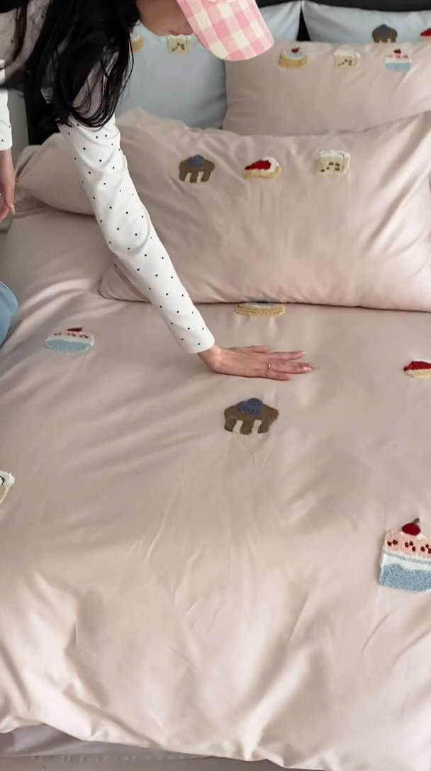 91家纺网 家纺一手货源 找家纺 鹿班家居 2025新款100S长绒棉毛巾绣系列四件套-微甜起司（标准会员-20元） 微甜起司-粉色