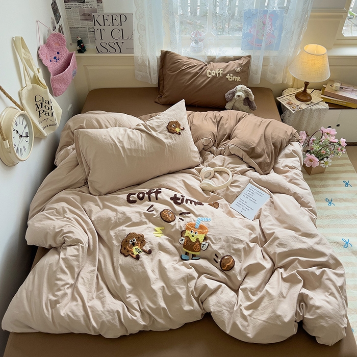 91家纺网 家纺一手货源 找家纺 曼谷家纺 2025新款软糯毛巾绣水洗棉四件套-【买家秀联系微信】专属版权，质检报告 咖啡时光-奶咖