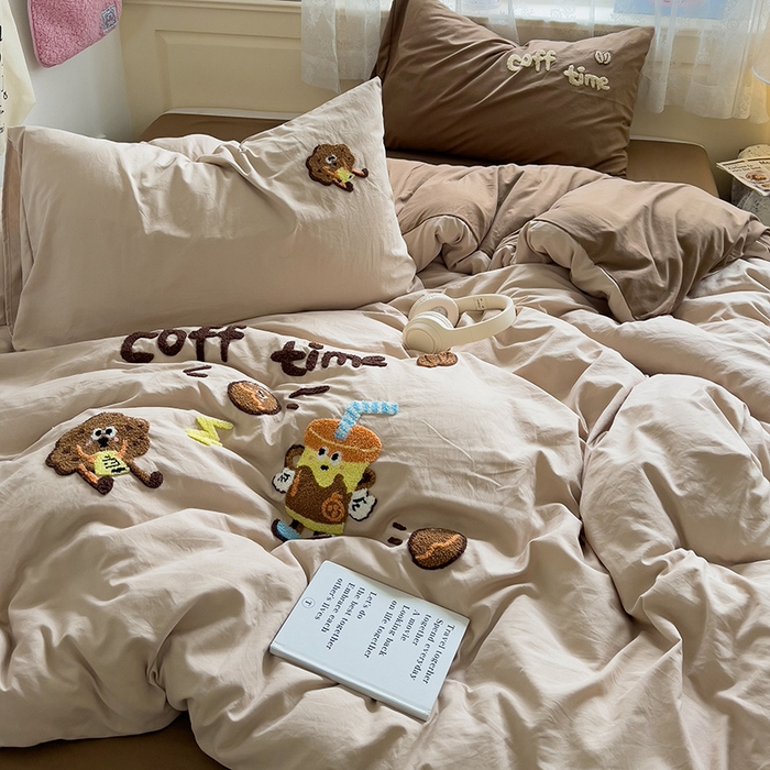 91家纺网 家纺一手货源 找家纺 曼谷家纺 2025新款软糯毛巾绣水洗棉四件套-【买家秀联系微信】专属版权，质检报告 咖啡时光-奶咖