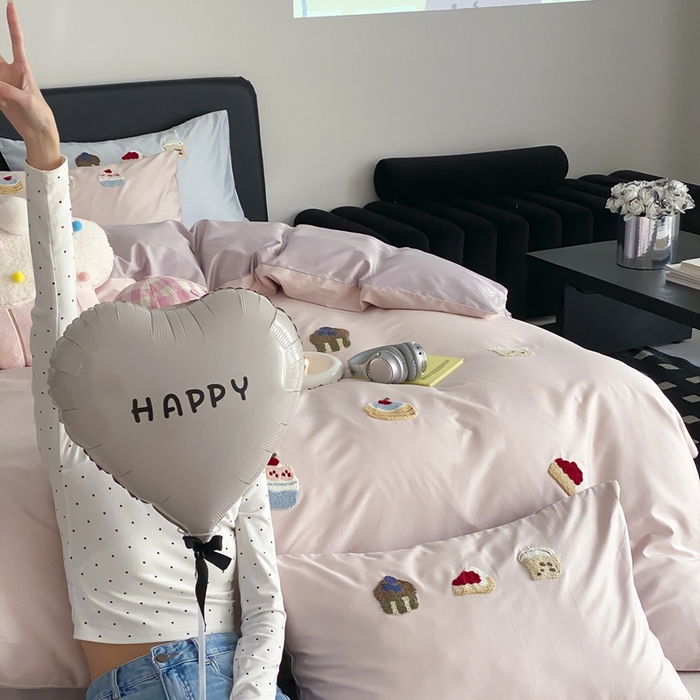 91家纺网 家纺一手货源 找家纺 鹿班家居 2025新款100S长绒棉毛巾绣系列四件套-微甜起司（标准会员-20元） 微甜起司-粉色