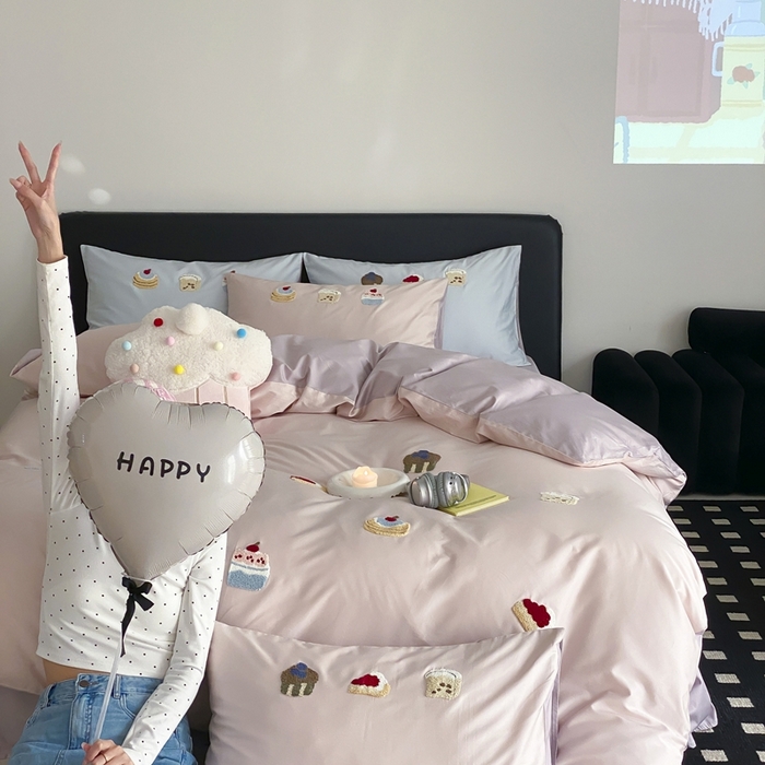 91家纺网 家纺一手货源 找家纺 鹿班家居 2025新款100S长绒棉毛巾绣系列四件套-微甜起司（标准会员-20元） 微甜起司-粉色