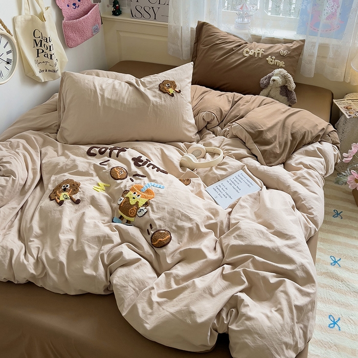 91家纺网 家纺一手货源 找家纺 曼谷家纺 2025新款软糯毛巾绣水洗棉四件套-【买家秀联系微信】专属版权，质检报告 咖啡时光-奶咖