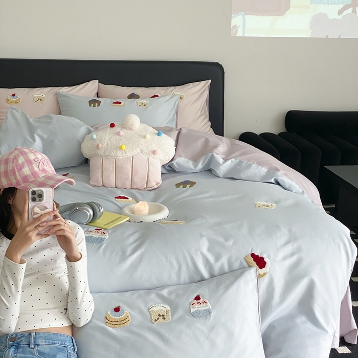 91家纺网 家纺一手货源 找家纺 鹿班家居 2025新款100S长绒棉毛巾绣系列四件套-微甜起司（标准会员-20元） 微甜起司-蓝色