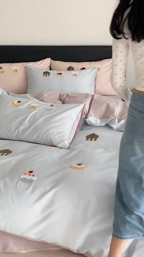 91家纺网 家纺一手货源 找家纺 鹿班家居 2025新款100S长绒棉毛巾绣系列四件套-微甜起司（标准会员-20元） 微甜起司-蓝色