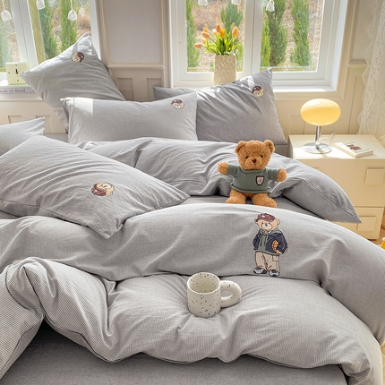 91家纺网 家纺一手货源 找家纺 其奥家纺 2026新款专版色织全棉水洗棉刺绣四件套小清新纯棉四件套 篮球小熊-细条灰