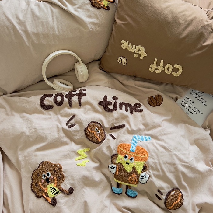 91家纺网 家纺一手货源 找家纺 曼谷家纺 2025新款软糯毛巾绣水洗棉四件套-【买家秀联系微信】专属版权，质检报告 咖啡时光-奶咖