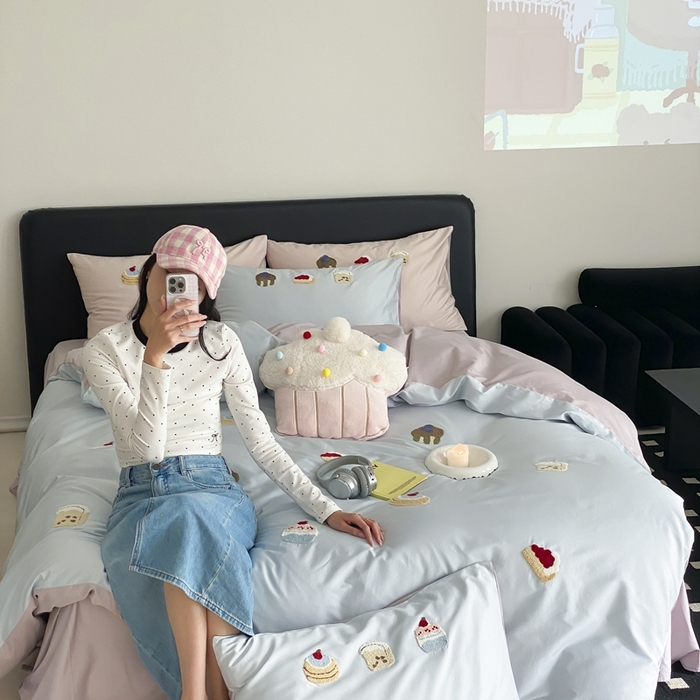 91家纺网 家纺一手货源 找家纺 鹿班家居 2025新款100S长绒棉毛巾绣系列四件套-微甜起司（标准会员-20元） 微甜起司-蓝色