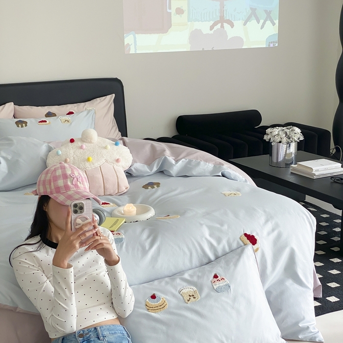 91家纺网 家纺一手货源 找家纺 鹿班家居 2025新款100S长绒棉毛巾绣系列四件套-微甜起司（标准会员-20元） 微甜起司-蓝色