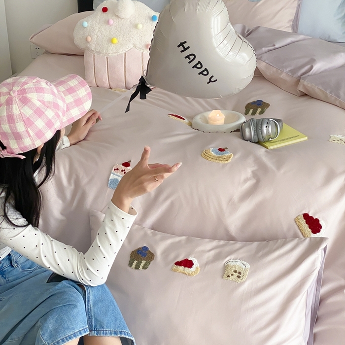 91家纺网 家纺一手货源 找家纺 鹿班家居 2025新款100S长绒棉毛巾绣系列四件套-微甜起司（标准会员-20元） 微甜起司-粉色