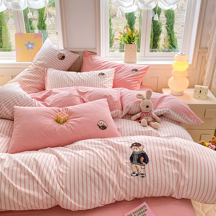 其奥家纺 2026新款专版色织全棉水洗棉刺绣四件套小清新纯棉四件套 篮球小熊-条纹粉