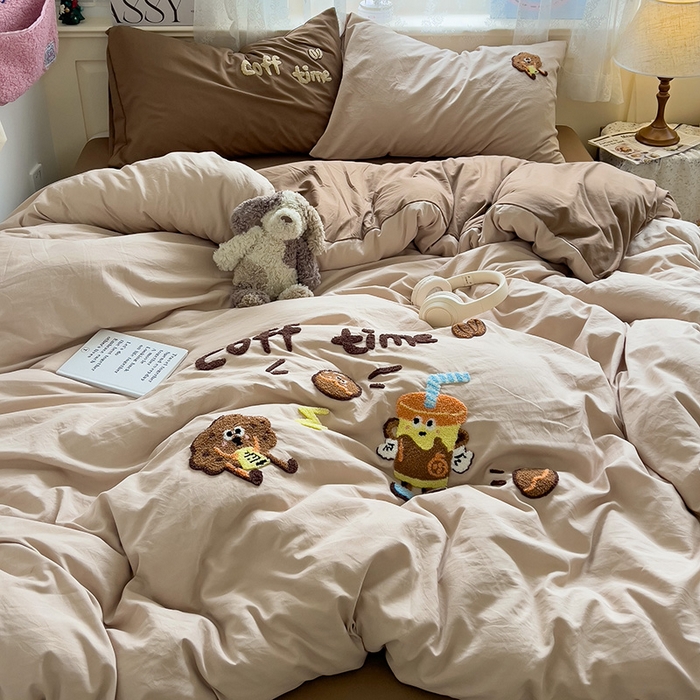 91家纺网 家纺一手货源 找家纺 曼谷家纺 2025新款软糯毛巾绣水洗棉四件套-【买家秀联系微信】专属版权，质检报告 咖啡时光-奶咖