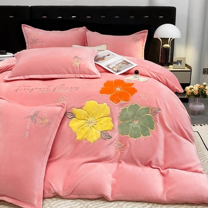 孟鑫家纺 2025新款高端贴布绣花牛奶绒四件套加厚刺绣被套高克重A类保暖套件 锦上添花-粉色