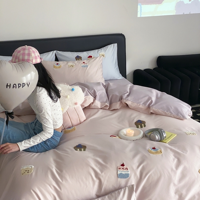 91家纺网 家纺一手货源 找家纺 鹿班家居 2025新款100S长绒棉毛巾绣系列四件套-微甜起司（标准会员-20元） 微甜起司-粉色