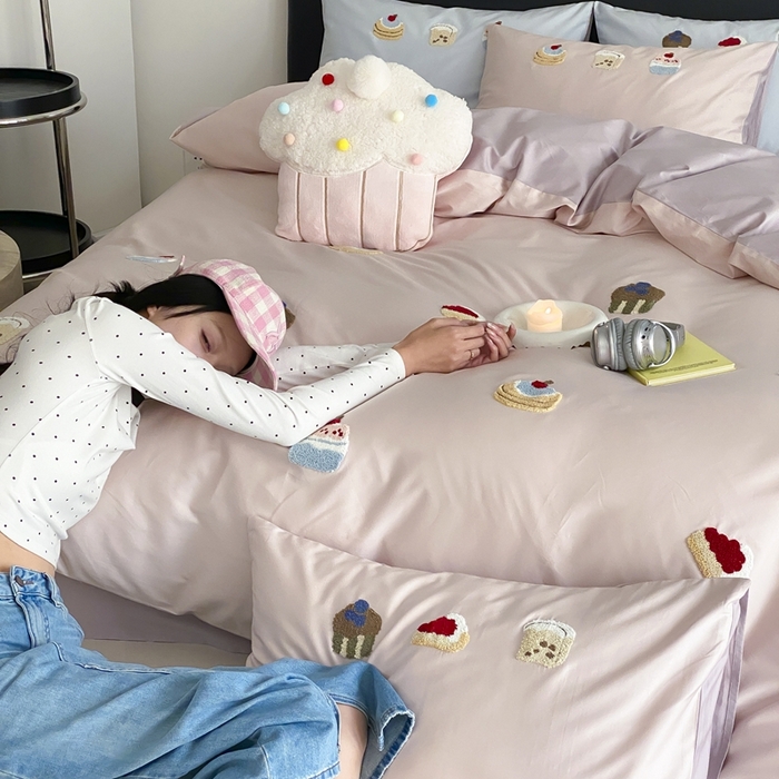 91家纺网 家纺一手货源 找家纺 鹿班家居 2025新款100S长绒棉毛巾绣系列四件套-微甜起司（标准会员-20元） 微甜起司-粉色