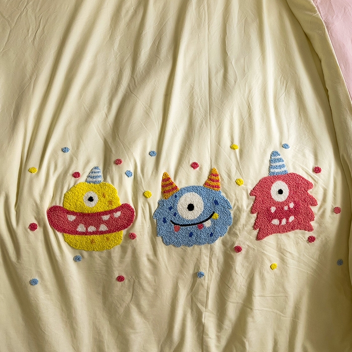 91家纺网 家纺一手货源 找家纺 曼谷家纺 2025新款软糯毛巾绣水洗棉四件套-【买家秀联系微信】专属版权，质检报告 三小怪-芝士粉