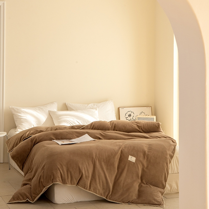 91家纺网 家纺一手货源 找家纺 法芙娜 2025新款牛奶绒被套毯 咖色