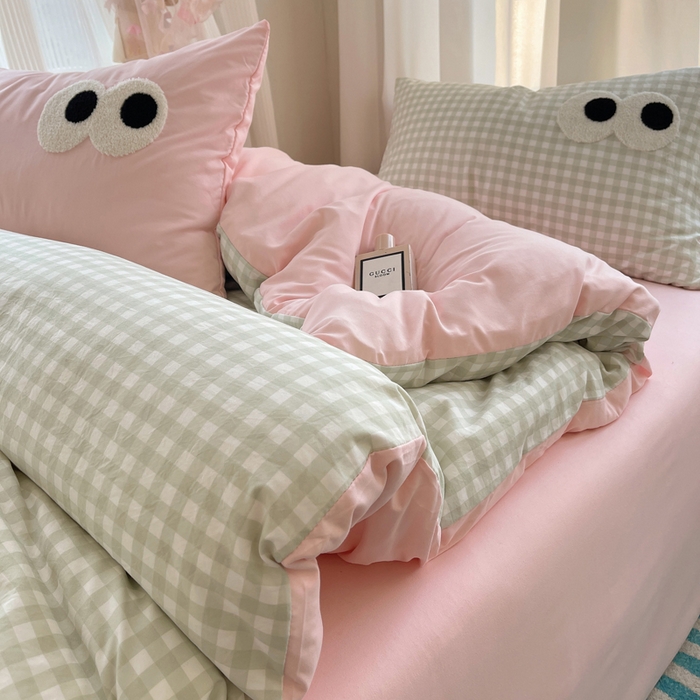 91家纺网 家纺一手货源 找家纺 2025新款A类亲肤舒适软糯云柔水洗棉大眼睛毛巾绣混搭格子撞色系列四件套 大眼绿格粉粉