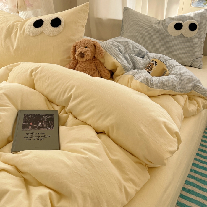 91家纺网 家纺一手货源 找家纺 2025新款A类亲肤舒适软糯云柔水洗棉大眼睛毛巾绣混搭格子撞色系列四件套 大眼奶黄小蓝格