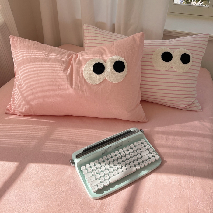 91家纺网 家纺一手货源 找家纺 2025新款A类亲肤舒适软糯云柔水洗棉大眼睛毛巾绣混搭格子撞色系列四件套 大眼粉条粉