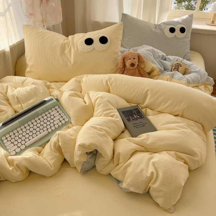 91家纺网 家纺一手货源 找家纺 2025新款A类亲肤舒适软糯云柔水洗棉大眼睛毛巾绣混搭格子撞色系列四件套 大眼奶黄小蓝格