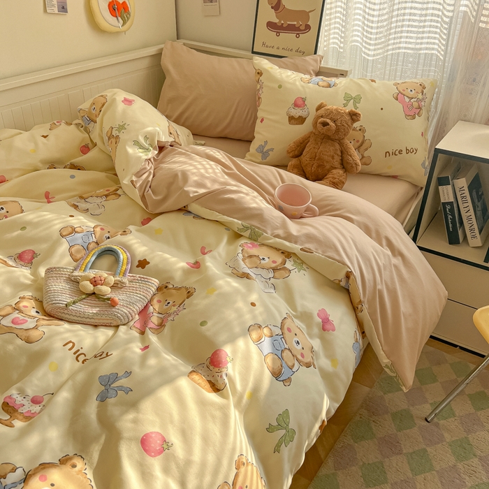 91家纺网 家纺一手货源 找家纺 2025新款可爱卡通AB版水洗棉印花四件套 草莓奶熊