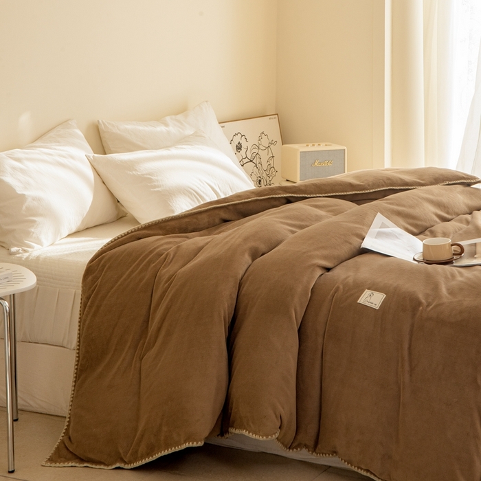 91家纺网 家纺一手货源 找家纺 法芙娜 2025新款牛奶绒被套毯 咖色