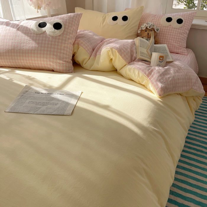 91家纺网 家纺一手货源 找家纺 2025新款A类亲肤舒适软糯云柔水洗棉大眼睛毛巾绣混搭格子撞色系列四件套 大眼粉小格奶黄2