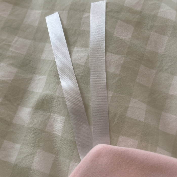 91家纺网 家纺一手货源 找家纺 2025新款A类亲肤舒适软糯云柔水洗棉大眼睛毛巾绣混搭格子撞色系列四件套 大眼绿格粉粉