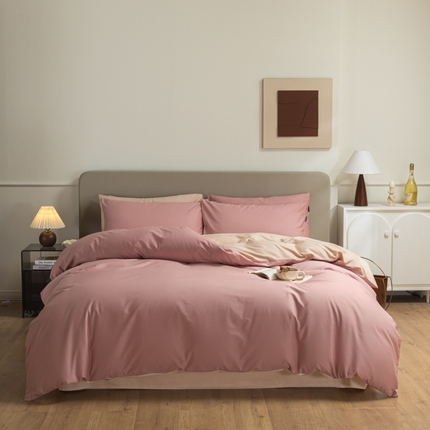 91家纺网 家纺一手货源 找家纺 典曼家纺 2025新品A类长绒棉纯色双拼四件套 蜜豆粉+白桃粉