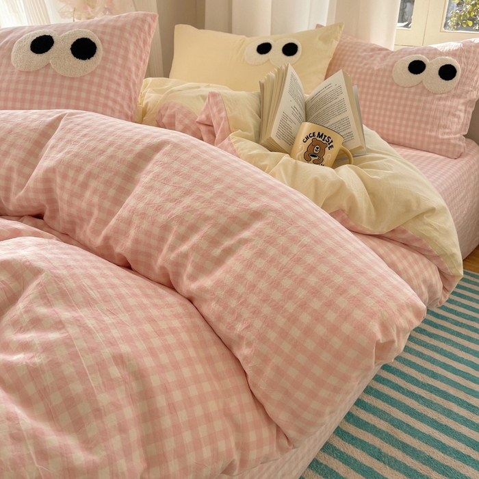 91家纺网 家纺一手货源 找家纺 2025新款A类亲肤舒适软糯云柔水洗棉大眼睛毛巾绣混搭格子撞色系列四件套 大眼粉小格奶黄