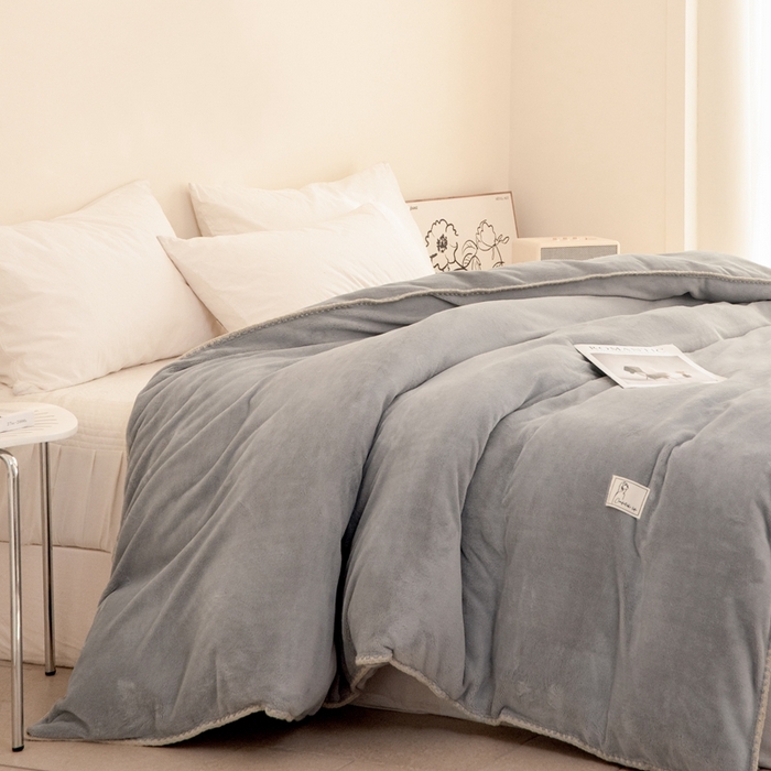 91家纺网 家纺一手货源 找家纺 法芙娜 2025新款牛奶绒被套毯 烟灰色