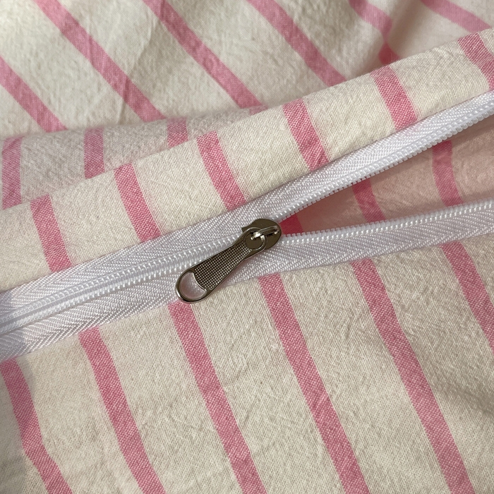 91家纺网 家纺一手货源 找家纺 2025新款A类亲肤舒适软糯云柔水洗棉大眼睛毛巾绣混搭格子撞色系列四件套 大眼粉粉条奶黄