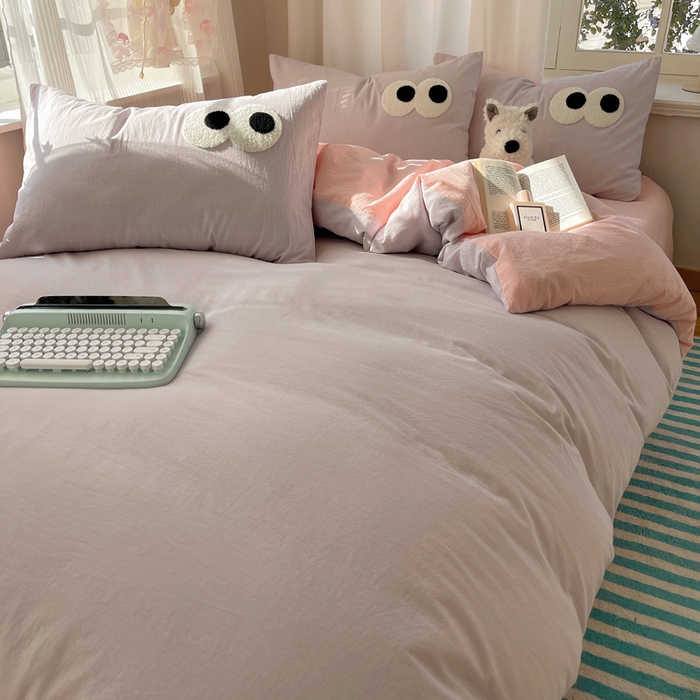 91家纺网 家纺一手货源 找家纺 2025新款A类亲肤舒适软糯云柔水洗棉大眼睛毛巾绣混搭格子撞色系列四件套 大眼葡萄粉桃