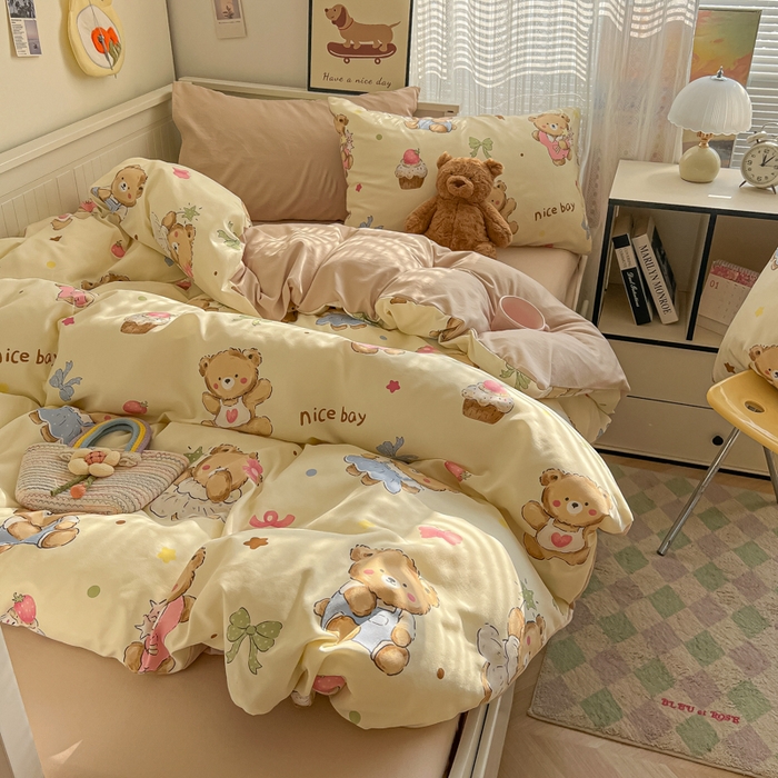 91家纺网 家纺一手货源 找家纺 2025新款可爱卡通AB版水洗棉印花四件套 草莓奶熊