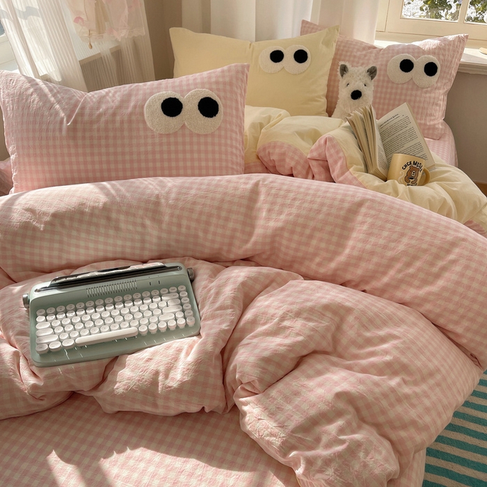 91家纺网 家纺一手货源 找家纺 2025新款A类亲肤舒适软糯云柔水洗棉大眼睛毛巾绣混搭格子撞色系列四件套 大眼粉小格奶黄