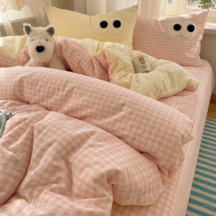 91家纺网 家纺一手货源 找家纺 2025新款A类亲肤舒适软糯云柔水洗棉大眼睛毛巾绣混搭格子撞色系列四件套 大眼粉小格奶黄