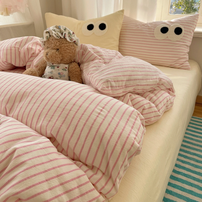 91家纺网 家纺一手货源 找家纺 2025新款A类亲肤舒适软糯云柔水洗棉大眼睛毛巾绣混搭格子撞色系列四件套 大眼粉粉条奶黄