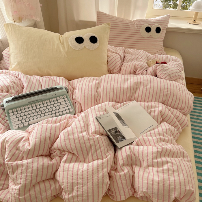 91家纺网 家纺一手货源 找家纺 2025新款A类亲肤舒适软糯云柔水洗棉大眼睛毛巾绣混搭格子撞色系列四件套 大眼粉粉条奶黄