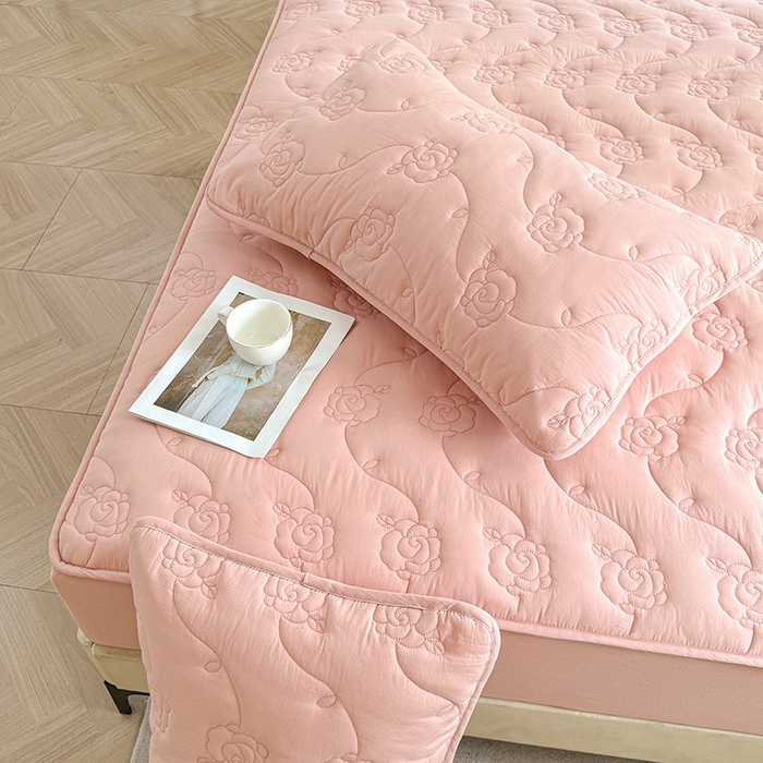 91家纺网 家纺一手货源 找家纺 3C 2024新款全棉水洗棉夹棉玫瑰床笠-花语系列 花语 轻柔粉