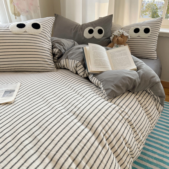 91家纺网 家纺一手货源 找家纺 2025新款A类亲肤舒适软糯云柔水洗棉大眼睛毛巾绣混搭格子撞色系列四件套 大眼灰条拿铁