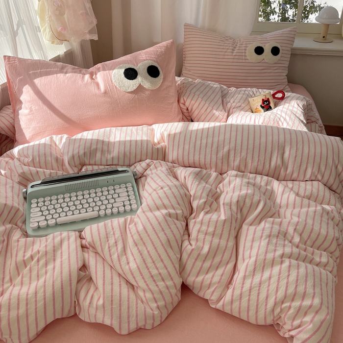 91家纺网 家纺一手货源 找家纺 2025新款A类亲肤舒适软糯云柔水洗棉大眼睛毛巾绣混搭格子撞色系列四件套 大眼粉条粉