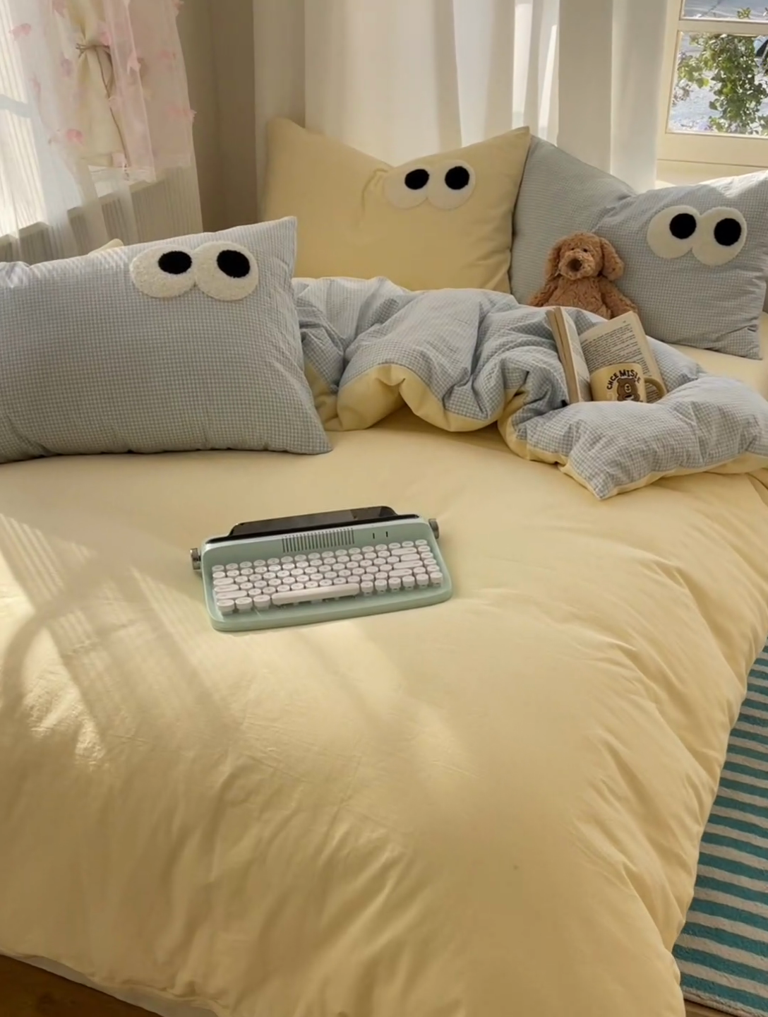 91家纺网 家纺一手货源 找家纺 2025新款A类亲肤舒适软糯云柔水洗棉大眼睛毛巾绣混搭格子撞色系列四件套 大眼奶黄小蓝格