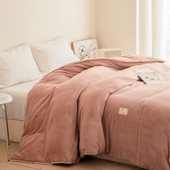 91家纺网 家纺一手货源 找家纺 法芙娜 2025新款牛奶绒被套毯 豆沙粉