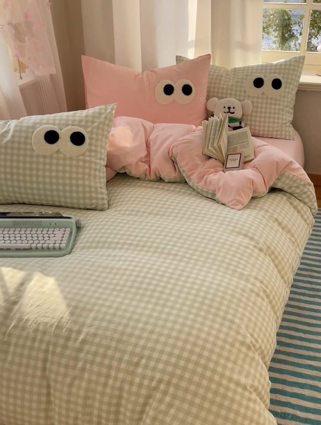 91家纺网 家纺一手货源 找家纺 2025新款A类亲肤舒适软糯云柔水洗棉大眼睛毛巾绣混搭格子撞色系列四件套 大眼绿格粉粉